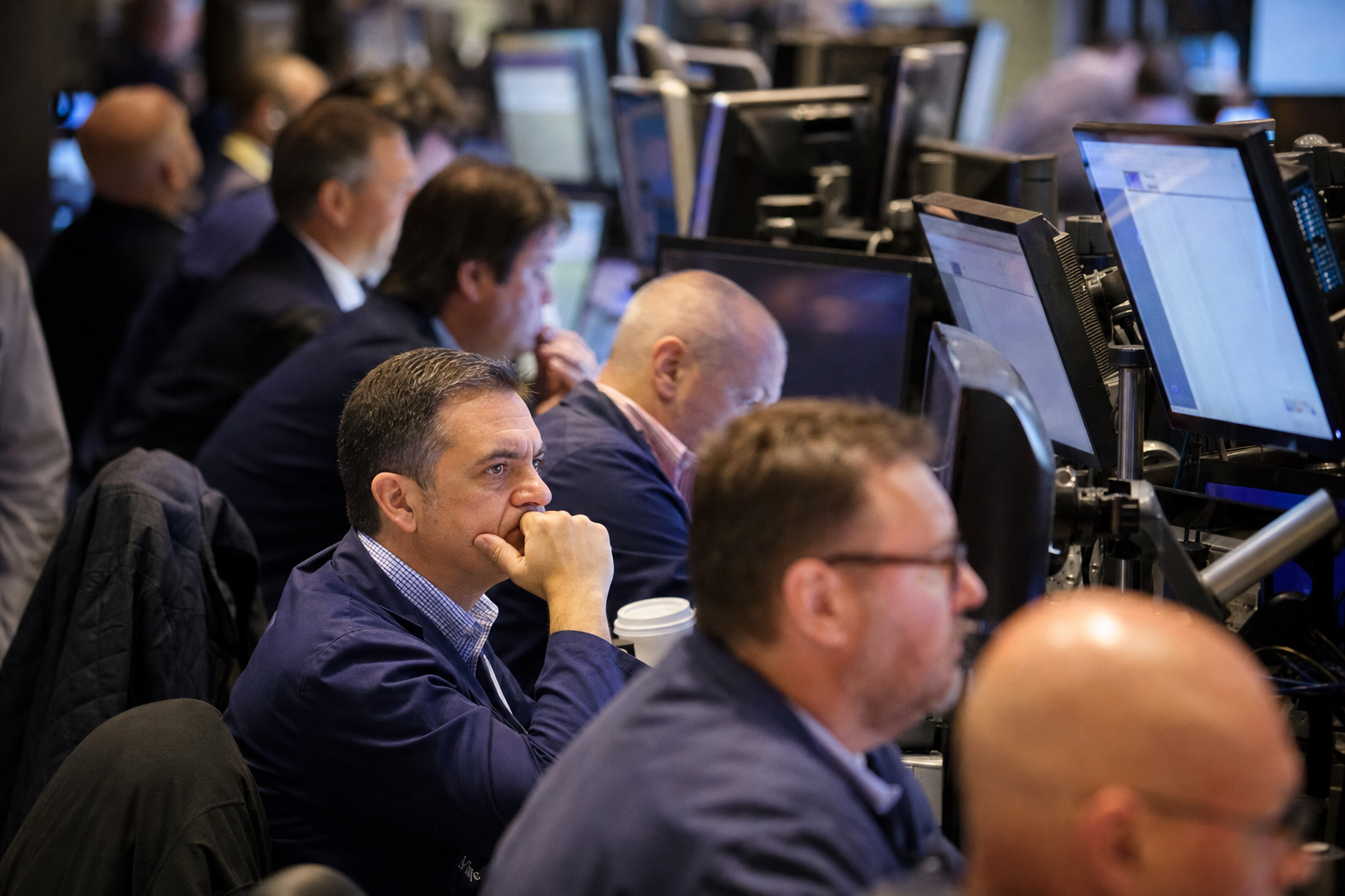 Photographie d'un contexte financier illustrant l'histoire de Standard Chartered PLC